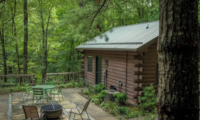 Cedar Mountain Cabina | Emerald Lake Cabin - Fishing - Couples - Lakefront - Cozy