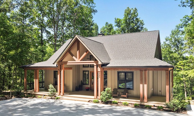 South Pittsburg Cabina | Emerald Lodge | Large Mtn Cabin | Hot Tub + Views