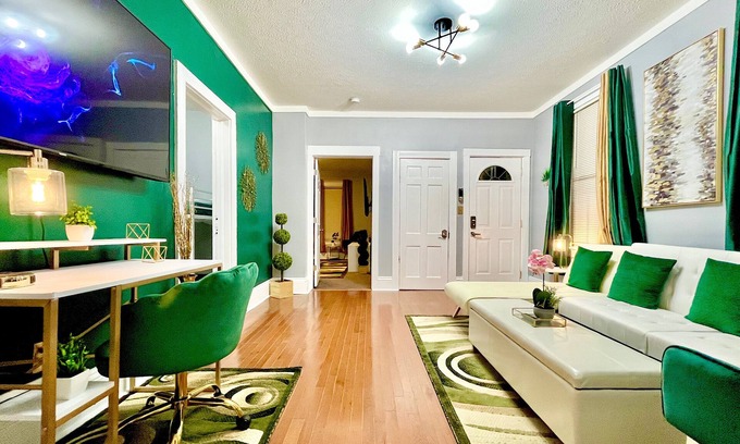 Tremont Casa | Emerald Oasis: Cozy Tremont 1BR Lower Unit by Christmas Story House | Parking 7 Min to Downtown