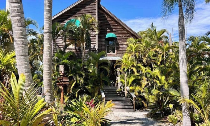 Saint James City Casa | Emerald Palms Island Escape - 4 BR Tropical Oasis on Pine Island