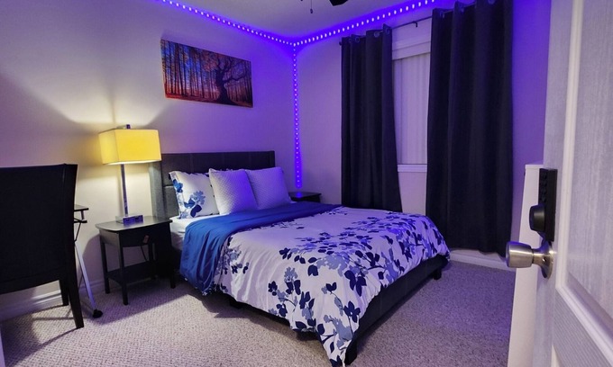London Casa | Emerald Staycation Suite:Shared washroom (2-1), Street Parking at Owners risk