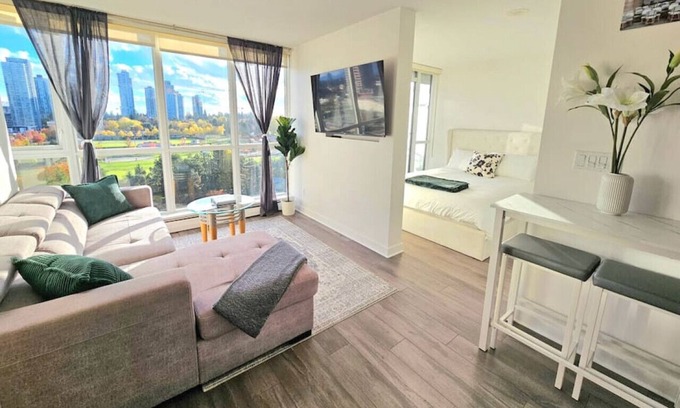 Surrey Condominio | Emerald Tower - Luxury View Condo