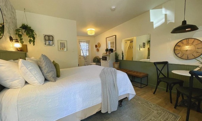 Port Angeles Hotel | Emerald Valley Inn
