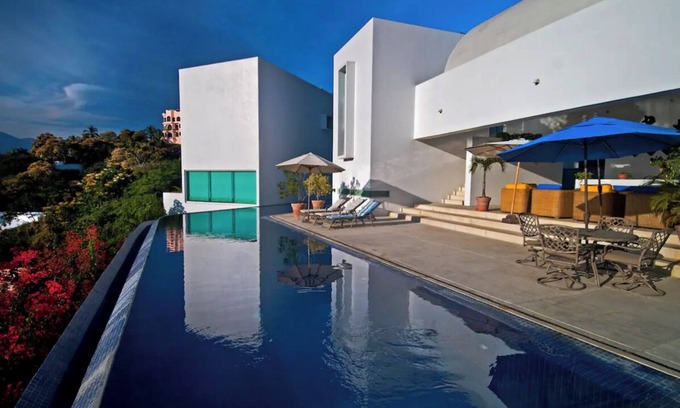 Condominios La Punta Apartamento | Villa Esmeralda. Luxury beach house in Manzanillo