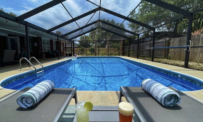 Gulf Breeze Casa | Emerald Waves Hideaway - Free Heated Pool & Games Room-8 mins to Pensacola Beach