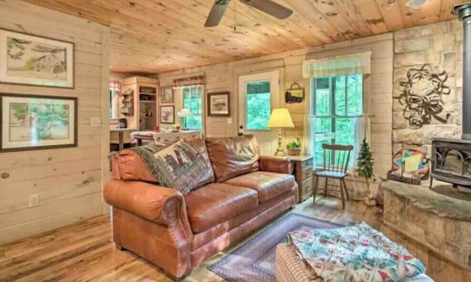 Chatsworth Cabina | Emerson's Cabin at Dennis Mill