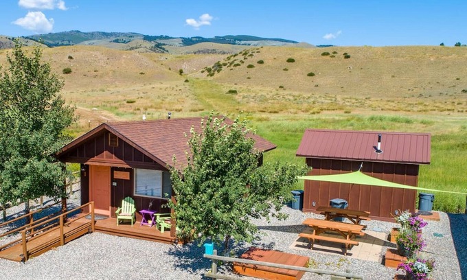 Emigrant Cabina | Campamento base asequible para su aventura en Yellowstone