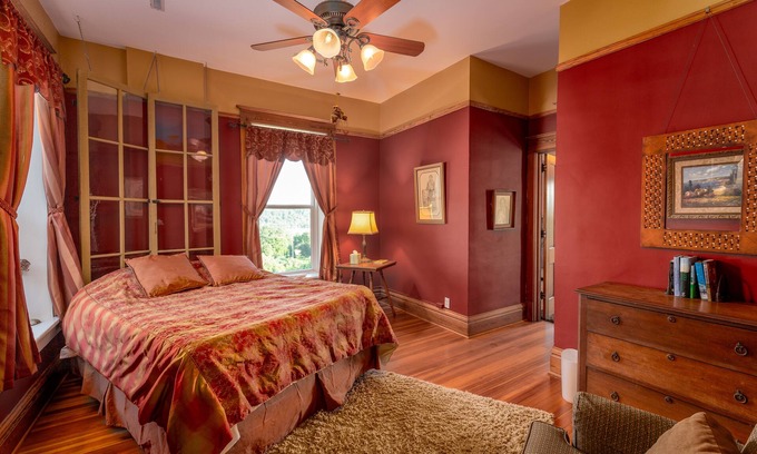 Elkader Casa | Emma Big Bear Suite at Elkader Jailhouse Inn