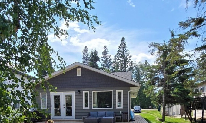 Christopher Lake Cabina | Emma Lake Sunset Bay retreat! One minute walk to the beach with large deck/yard!