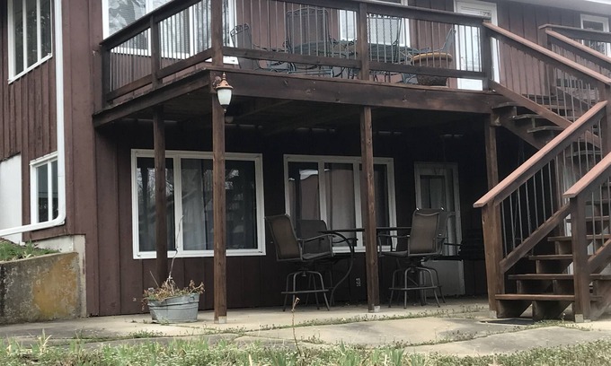 Emporia Casa | Emporia Lakehouse - gravel bike, disc golf, ah-quiet
