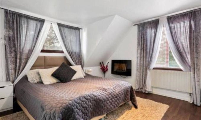 Hallstavik Casa | En Mysig Villa med Bastu och en Stor Inhägnad Trädgård