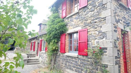 Vezels-Roussy Apartamento | En pleine nature cantalienne et au calme village , Maison confortable et spacieuse pour 9 pers