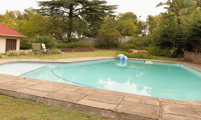 Greater Johannesburg Metropolitan Area Cabina | En-suite family size room with pool view.