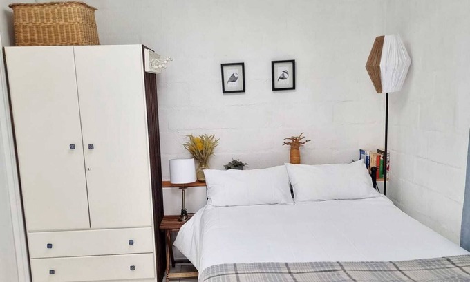 Wynberg Cabaña | En-Suite private cozy modern self-catering cottage.