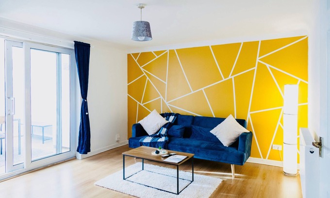 Broadheath Casa | EnbyR Haven, 4-min drive from MCR Airport&motorways