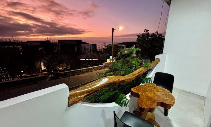 Puerto Baquerizo Moreno Apartamento | Encantadora Suite a pocos pasos de playa Mann, con TV, AC, Baño, Wifi,Nevera