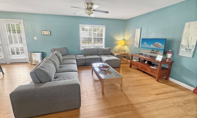 Wilmington Casa | Enchanted Blues ~ Near UNCW, 2 Miles to Beach, Bikes