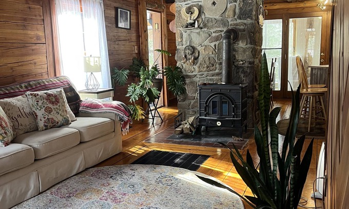 Norwich Cabina | Enchanted Cabin: Nature Retreat & Hot Tub Hideaway