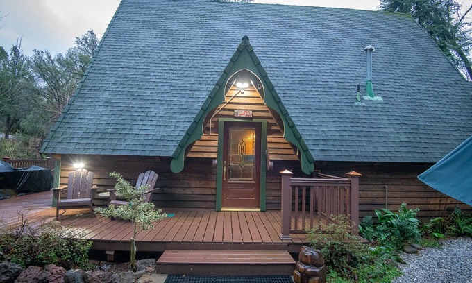 Lakehead Chalet De Esquí | Enchanted Chalet in tranquil forest at Shasta Lake - Pool/Spa/Paddle Boards