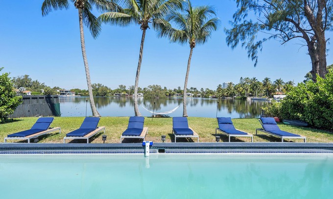 Ojus Casa | Enchanted Lake House Miami - Spacious 4-bedroom house in Miami with AC, WiFi