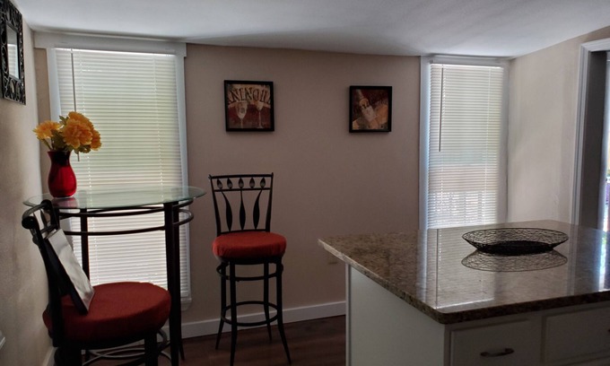 Southtown Apartamento | Enchanted Retreat with Yard