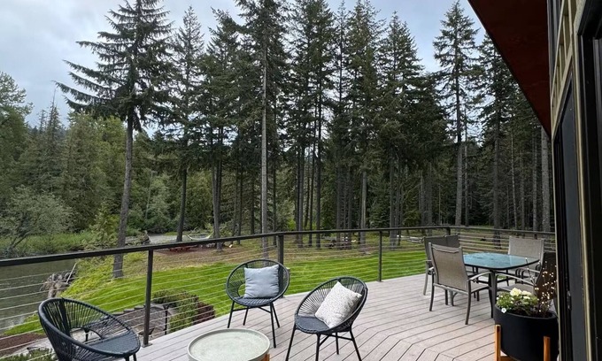 Easton Cabina | Enchanted River A-Frame, a secluded retreat with game room, hot tub & yard games