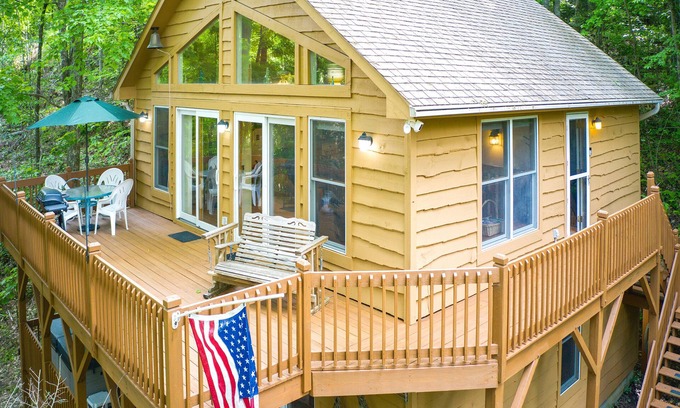 Maggie Valley Cabina | Enchanted Secluded Cabin w/ Hot Tub, Fire Pit, and Pets Welcome