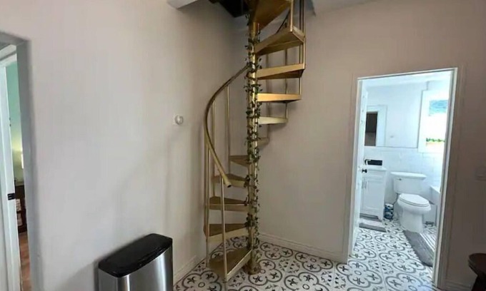 Fairpark Casa | Enchanted Urban Tree House - Hot Tub Experience