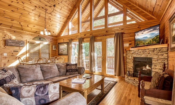 Black Bear Falls Cabina | Enchanted View Lodge 3 Bedroom Cabin by RedAwning