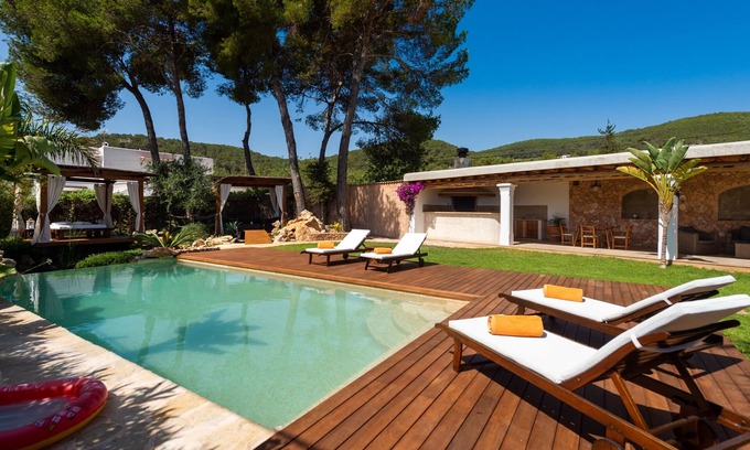 Santa Eulalia del Río Villa | Encantadora villa "Casa Es Pins" con piscina, terraza, aire acondicionado y Wi-Fi