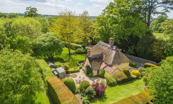 Higham Casa | Enchanting 16th century thatched cottage in large private park - The Gildhall