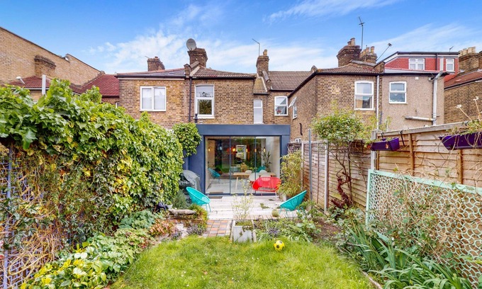 Lea Bridge Casa | Enchanting 3 Bedroom House With Garden in Leyton