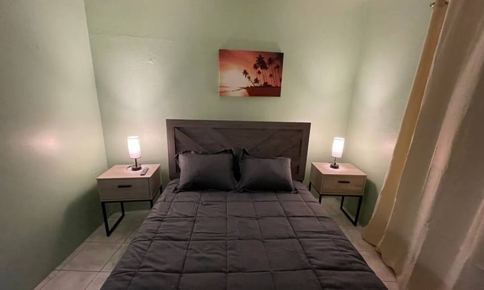 Constant Spring Apartamento | Enchanting apartment with AC in Kingston, Hot water