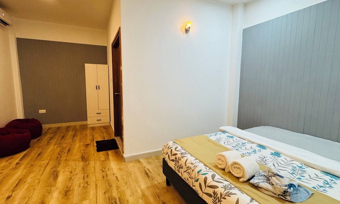 Thulusdhoo Island Cama Y Desayuno | Enchanting bed & breakfast with WiFi & AC in vibrant Thulusdhoo Coke Surf break