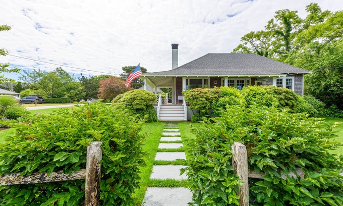 East Chop Casa | Enchanting bungalow with golf nearby, full kitchen, central AC, & washer/dryer