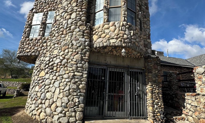 Springville Otro | Enchanting Castle with Nature View to Relax