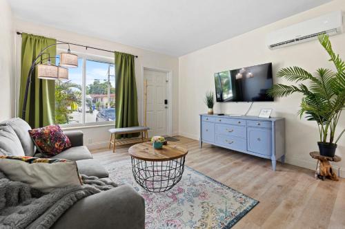 Coral Way Apartamento | Enchanting cozy Apartment 10 min away from airport, Calle 8, Brickell, Coral Gables, the beach and more!