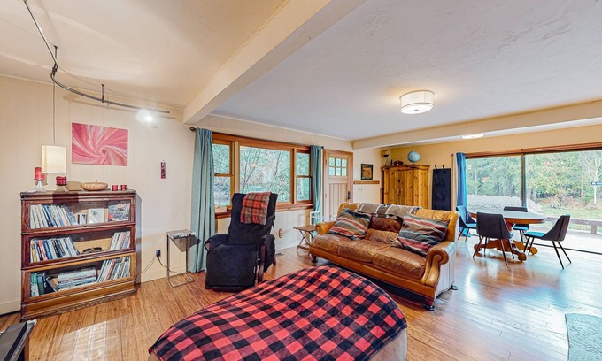 Sandpoint Casa | Enchanting dog-friendly alpine retreat with hot tub, deck, fire pit, W/D & views