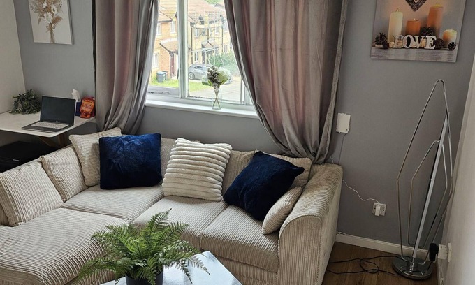Chase Apartamento | Enchanting Enfield Studio Free Parking