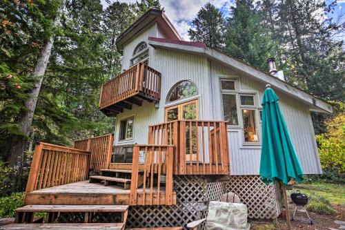 Belknap Springs Casa | Enchanting Escape with Hot Tub, Decks and Views!