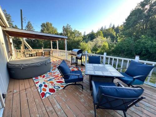 Ruch Casa | Enchanting Getaway Farmhouse And Tiny House Duo