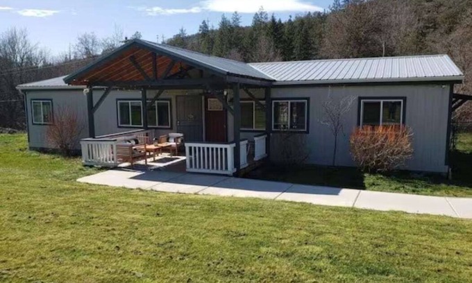 Ruch Casa | Enchanting Getaway: Farmhouse and Tiny House Duo