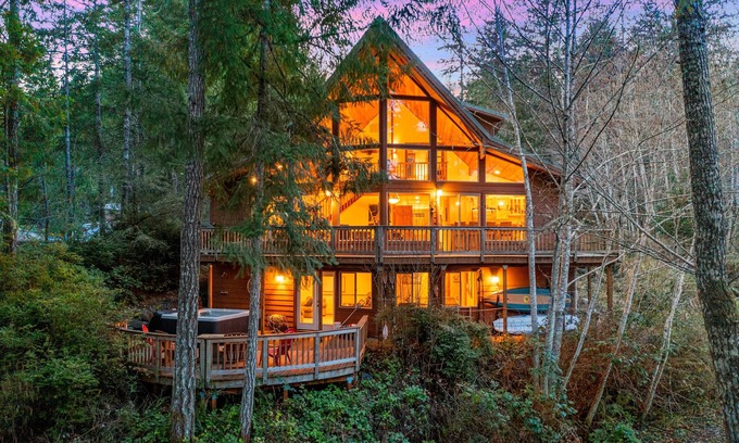 Shelton Cabina | Enchanting Lindal Waterfront Cabin