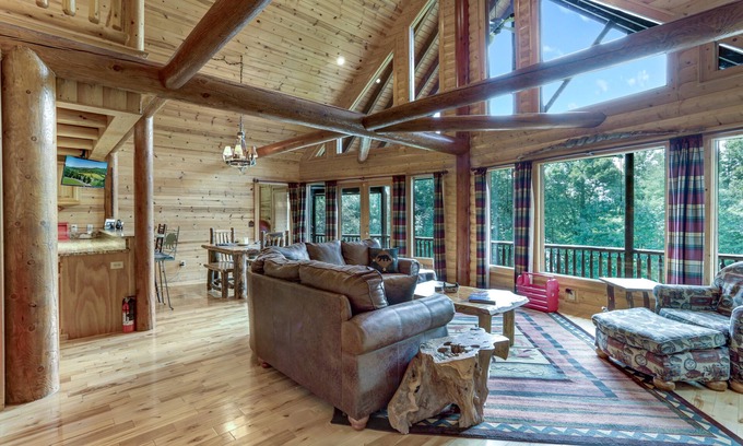 Blairsville Casa | Enchanting log home with lots to do!