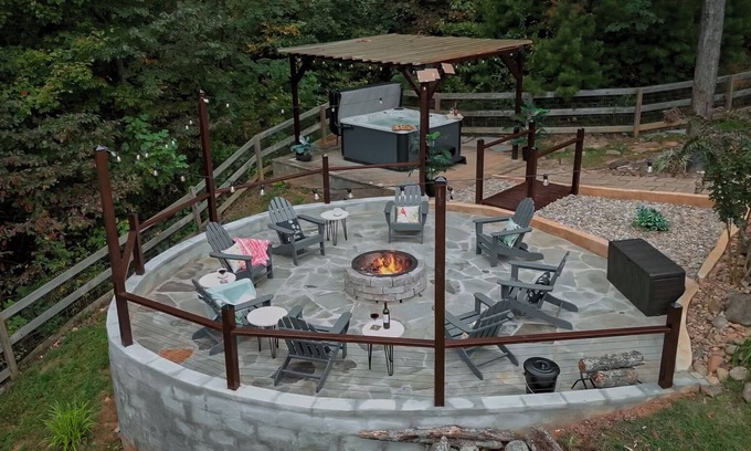 Cosby Cabina | Smoky Mtn Outdoor Oasis: Spa Hot Tub, Firepit, EV, Games & Luxe Lounge Deck