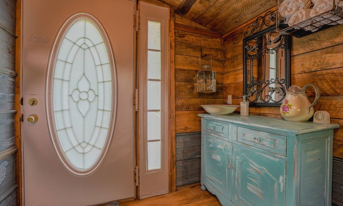 Pine City Cabaña | Enchanting Old Blue Sleeping Cottage with loft, spa and breakfast!