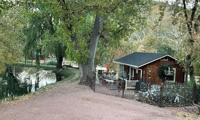Payson Cabaña | Enchanting property with cottage on large private pond. Heatwave Special.