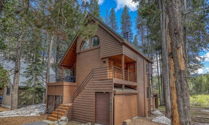 Pla-Vada Woodlands Chalet De Esquí | Enchanting River Cabin