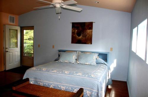 Burnet Casa | Enchanting Room Rental with Stunning Lake Views near Houston, Texas