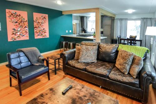 Southeast Casa | Enchanting Upper Unit with City Charm